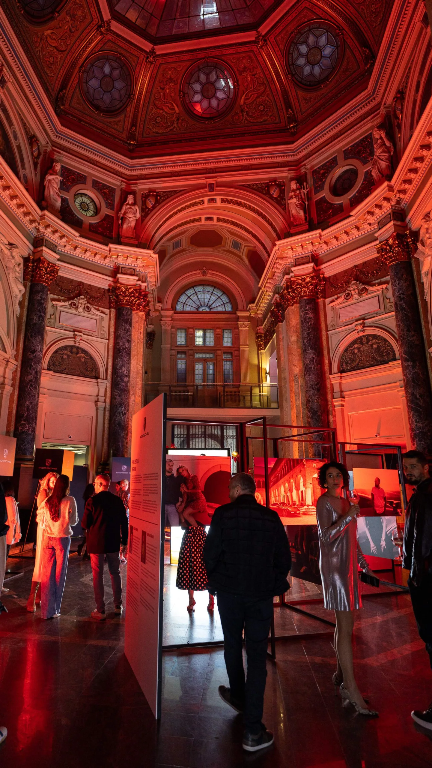 Cuplu vizitând o expoziție Art Safari din București, idee de date cultural și romantic
